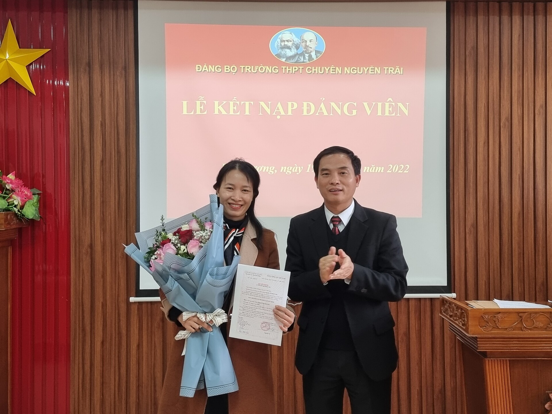Đảng bộ THPT chuyên Nguyễn Trãi kết nạp thêm 3 đảng viên mới trong năm 2022